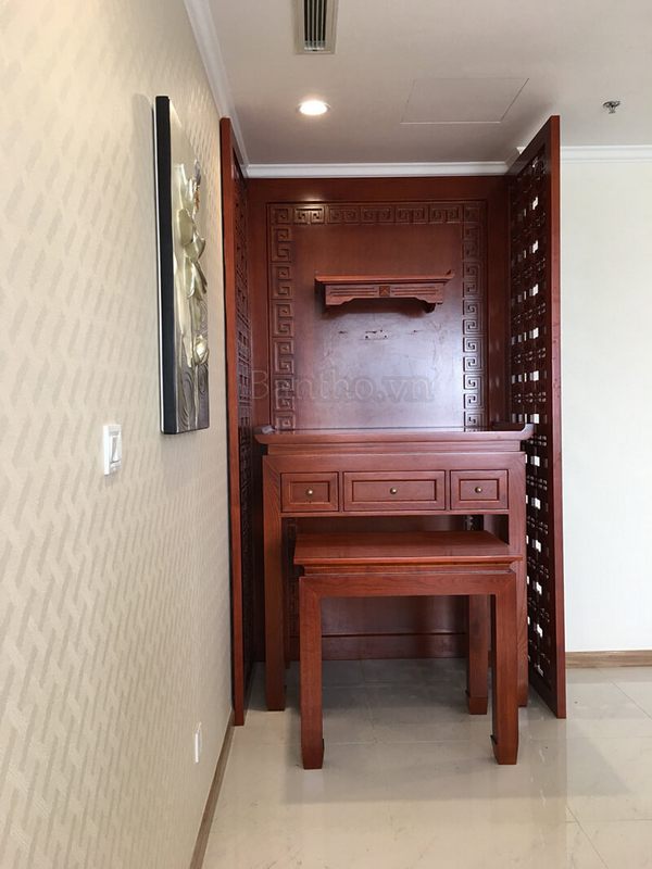 Mẫu bàn thờ hiện đại cho nhà chung cư thêm phần sang trọng và giúp tiết kiệm diện tích không gian căn phòng.